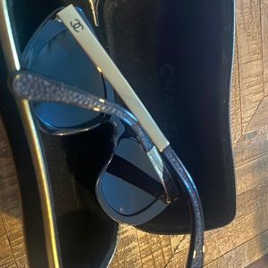 Chanel sunglasses like new with box